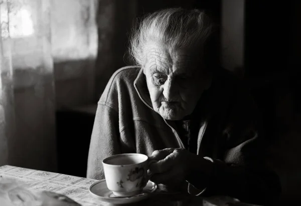 Imagen Blanco Negro Una Anciana Deprimida Una Anciana Solitaria Sienta —  Fotos de Stock