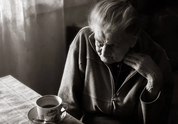 Immagine Bianco Nero Una Vecchia Donna Depressa Anziana Donna Sola — Foto Stock