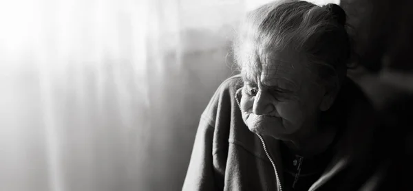 Imagen Blanco Negro Una Anciana Deprimida Una Anciana Solitaria Sienta — Foto de Stock