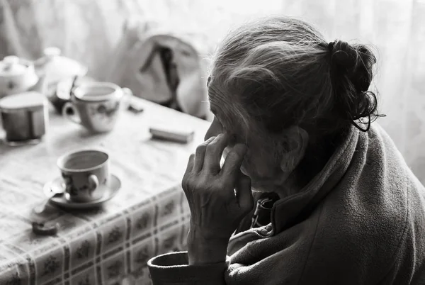 Imagen Blanco Negro Una Anciana Deprimida Una Anciana Solitaria Sienta — Foto de Stock