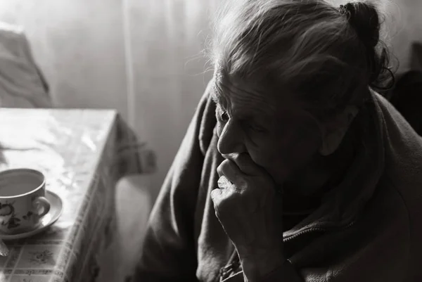 Ασπρόμαυρη Εικόνα Του Μια Ηλικιωμένη Γυναίκα Κατάθλιψη Μια Ηλικιωμένη Γυναίκα — Φωτογραφία Αρχείου