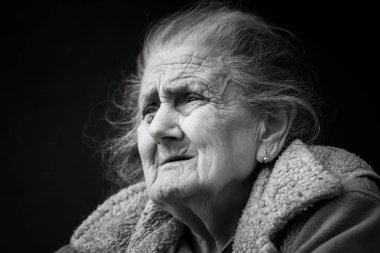 Yaşlılık ve yaşam tarzı kavramı. Siyah beyaz portre çok eski ve yorgun kadın açık havada buruşuk. Çok eski ağarmış kadın yüz portre portre. İşlem - çok eski üst düzey kadınlar yaşlanma