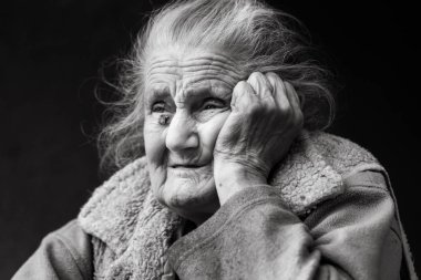 Yaşlılık ve yaşam tarzı kavramı. Siyah beyaz portre çok eski ve yorgun kadın açık havada buruşuk. Çok eski ağarmış kadın yüz portre portre. İşlem - çok eski üst düzey kadınlar yaşlanma