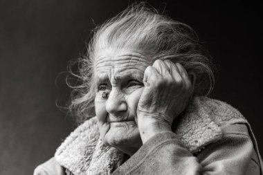 Yaşlılık ve yaşam tarzı kavramı. Siyah beyaz portre çok eski ve yorgun kadın açık havada buruşuk. Çok eski ağarmış kadın yüz portre portre. İşlem - çok eski üst düzey kadınlar yaşlanma