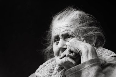 Yaşlılık ve yaşam tarzı kavramı. Siyah beyaz portre çok eski ve yorgun kadın açık havada buruşuk. Çok eski ağarmış kadın yüz portre portre. İşlem - çok eski üst düzey kadınlar yaşlanma