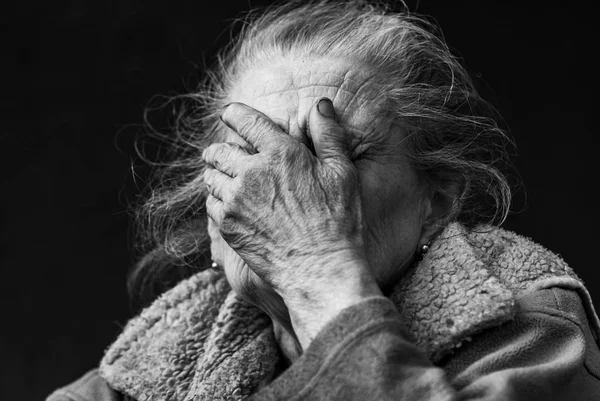 Concepto Vejez Estilo Vida Retrato Blanco Negro Una Mujer Arrugada — Foto de Stock