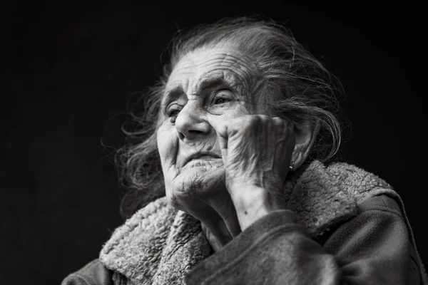 Ålderdom Och Livsstilskoncept Svartvita Porträtt Mycket Gammal Och Trött Skrynkligt — Stockfoto