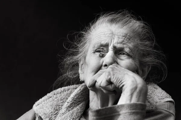 Conceito Velhice Estilo Vida Retrato Preto Branco Uma Mulher Enrugada — Fotografia de Stock
