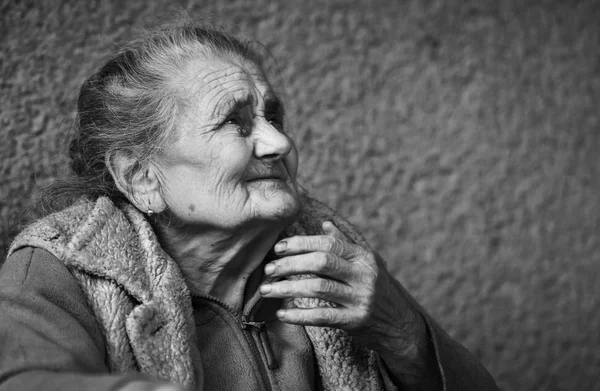 Conceito Velhice Estilo Vida Retrato Preto Branco Uma Mulher Enrugada — Fotografia de Stock