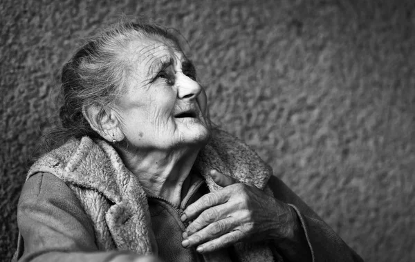 Conceito Velhice Estilo Vida Retrato Preto Branco Uma Mulher Enrugada — Fotografia de Stock