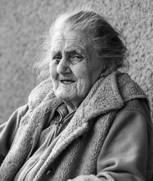 Conceito Velhice Estilo Vida Retrato Preto Branco Uma Mulher Enrugada — Fotografia de Stock