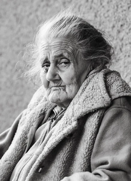 Conceito Velhice Estilo Vida Retrato Preto Branco Uma Mulher Enrugada — Fotografia de Stock