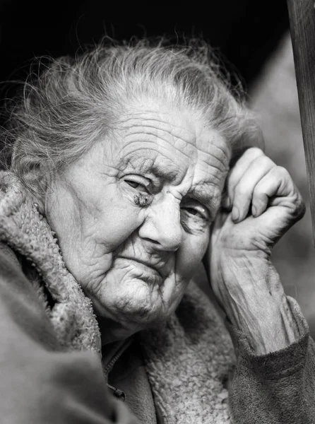 老年和生活方式的概念 一个非常古老和疲惫的皱纹的女人在户外的黑色和白色的肖像 非常老的老太婆面对特写镜头肖像 老龄化过程 非常老的老年妇女 — 图库照片