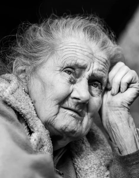 Conceito Velhice Estilo Vida Retrato Preto Branco Uma Mulher Enrugada — Fotografia de Stock