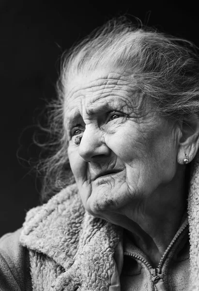 Conceito Velhice Estilo Vida Retrato Preto Branco Uma Mulher Enrugada — Fotografia de Stock