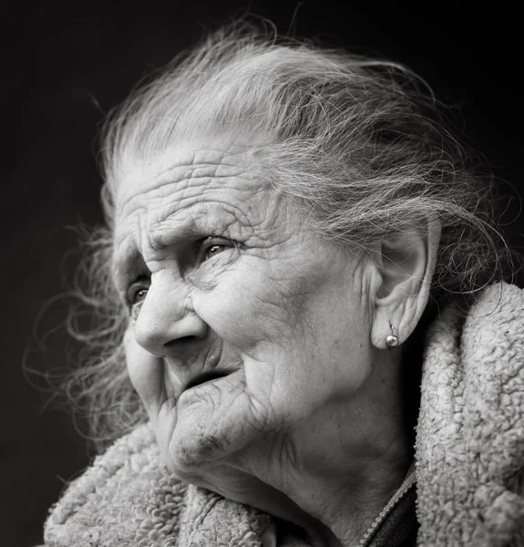 Conceito Velhice Estilo Vida Retrato Preto Branco Uma Mulher Enrugada — Fotografia de Stock