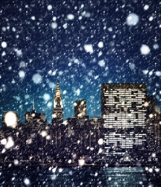 Manhattan üzerinde ay. Bir kar yağışı sırasında New York şehir manzarası