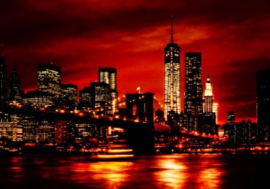 Brooklyn Köprüsü, Doğu Nehri ve Manhattan ışıkları ve yansımaları ile gece. New York City
