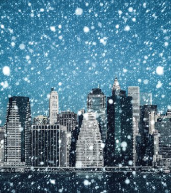 Manhattan. Sabah New York şehir manzarası bir kar yağışı sırasında