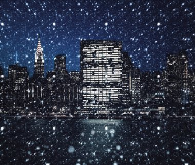 Manhattan geceleri. New York şehir manzarası ile ışık ve yansımaları bir kar yağışı sırasında