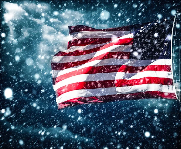 Американский Флаг Размахивающий Над Облачным Небом Время Снегопада — стоковое фото