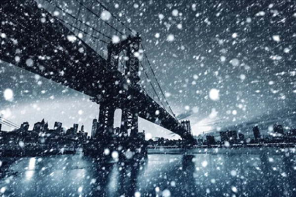 Чорне Біле Зображення Манхеттен Manhattan Bridge Вночі Під Час Снігопаду — стокове фото