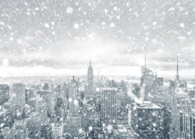 New York şehir manzarası bulutlu bir günde siyah beyaz görüntü. Manhattan'ın Empire State Binası ve Wtc havadan görünümü