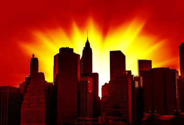 Manhattan'ın siluetleri. New York'ta gün batımı. Dramatik koyu kırmızı tonalite görüntüde
