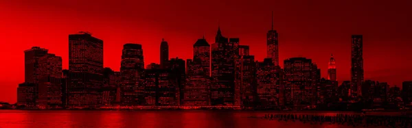 曼哈顿 晚上纽约市天际线全景 戏剧性的深红色色调的图像 — 图库照片