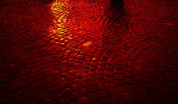 雨上がりの石畳舗装 劇的な暗い赤の色調のイメージ — ストック写真