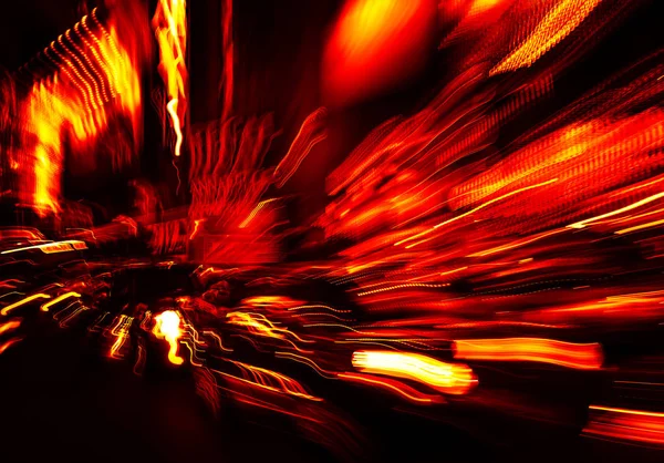ニューヨーク市のイルミネーションと夜に点灯します 意図的なモーションブラー 劇的な暗い赤の色調のイメージ — ストック写真