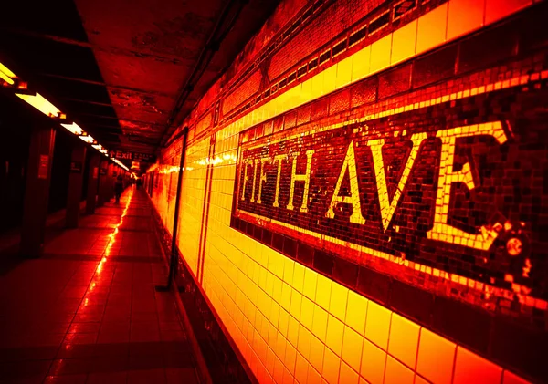 Fifth Avenue Metro Istasyonunda Manhattan Mozaik Tabelaya Dramatik Koyu Kırmızı — Stok fotoğraf