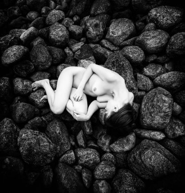 Buzlu yalan çıplak bir kız siyah beyaz görüntü