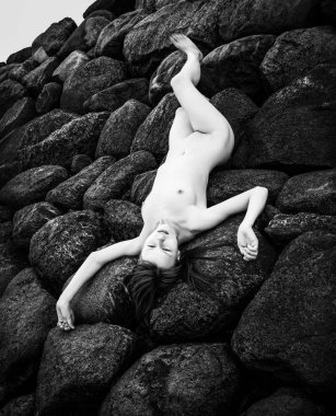 Buzlu yalan bir genç çıplak womanl siyah ve beyaz inage