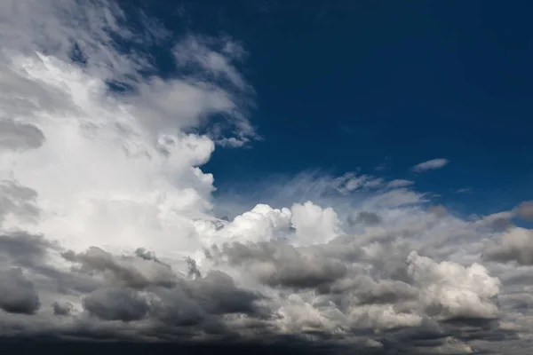 雲による抽象的な自然背景 雲に包まれた美しい空 — ストック写真