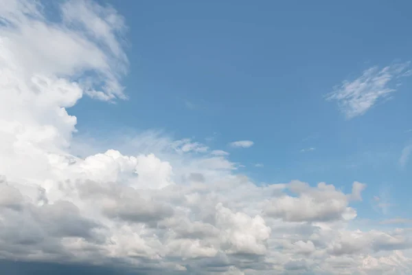 抽象的な自然背景雲 美しい空は明るい色調の雲 — ストック写真