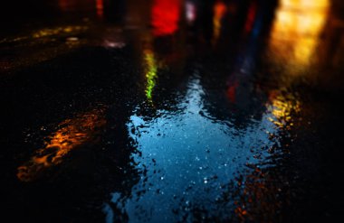 New York'ta neon ışıkları. Işıklar ve gölgeler NYC. Sokaklarda yağmur ıslak asfalt üzerine düşünceler ile sonra. 