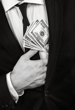 Siyah beyaz görüntü Amerikan Doları banknot belirli bir miktarda siyah elbiseli Genç bir adam