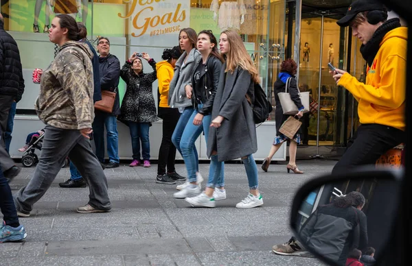 New York Usa Apr 2016 Manhattan Street Scene Die Amerikaner — Stockfoto