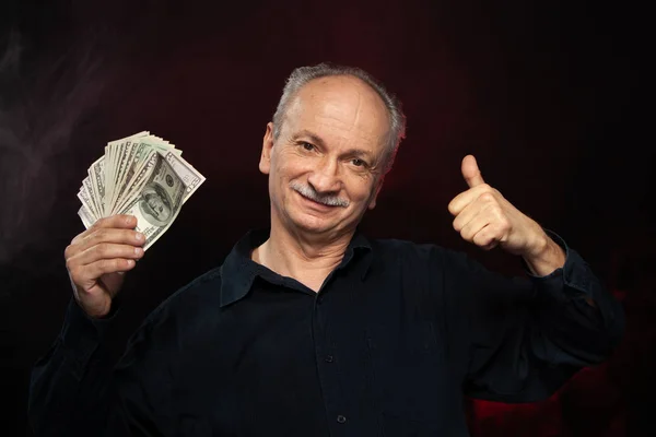 Senior Meneer Een Stapel Geld Houden Portret Van Een Enthousiast — Stockfoto