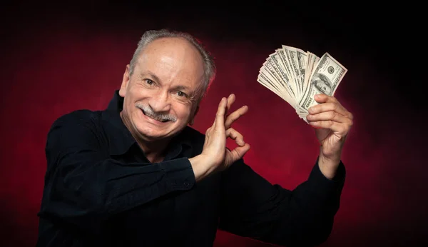 Cavalheiro Sénior Segurar Uma Pilha Dinheiro Retrato Velho Empresário Excitado — Fotografia de Stock