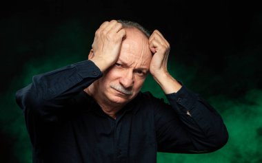 Hasta yaşlı adam. Sağlık, ağrı, stres ve yaş kavramı. Komuta sizde baş ağrısı muzdarip. Yaşlı adam bir baş ağrısı vardır. İnsan duyguları, yüz ifadeleri, yaşam algı, yaşlanma, depresyon