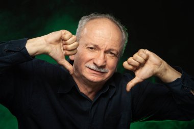 Hasta yaşlı adam. Sağlık, ağrı, stres ve yaş kavramı. Komuta sizde baş ağrısı muzdarip. Yaşlı adam bir baş ağrısı vardır. İnsan duyguları, yüz ifadeleri, yaşam algı, yaşlanma, depresyon