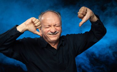 Hasta yaşlı adam. Sağlık, ağrı, stres ve yaş kavramı. Komuta sizde baş ağrısı muzdarip. Yaşlı adam bir baş ağrısı vardır. İnsan duyguları, yüz ifadeleri, yaşam algı, yaşlanma, depresyon