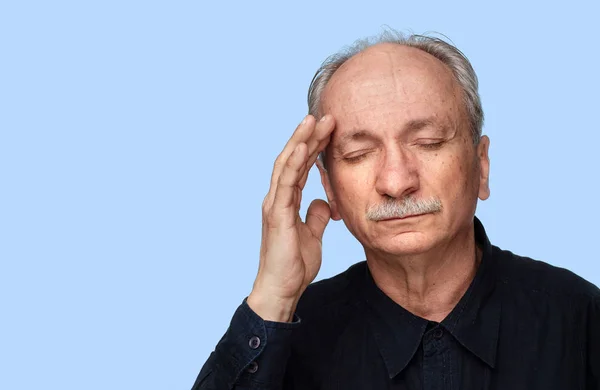 病気の老人 ストレス 年齢の概念 頭痛で苦しんでいる年配の男性 年配の人は頭痛を有する 人間の感情 生活知覚 うつ病 — ストック写真