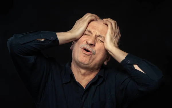 生病的老头 压力和年龄概念 头痛的老人 老人头痛 人类的情感 面部表情 生活感知 — 图库照片