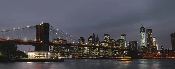 夕暮れの光と反射ブルックリン橋 イースト リバー マンハッタンのニューヨーク市のパノラマ ビュー — ストック写真