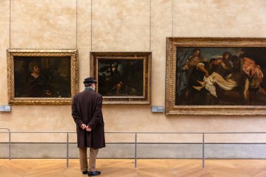 Paris, Fransa - 08 Kasım 2017: Louvre Musée du Louvre, ziyaretçi. Louvre Paris ve çok popüler kültür sitesi en büyük müzesidir.