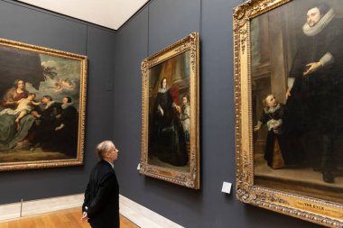 Paris, Fransa - 08 Kasım 2017: Louvre Musée du Louvre, ziyaretçi. Louvre Paris ve çok popüler kültür sitesi en büyük müzesidir.