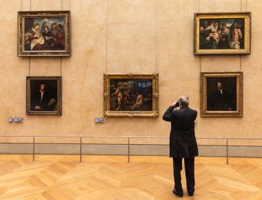 Paris, Fransa - 08 Kasım 2017: Louvre Musée du Louvre, ziyaretçi. Louvre Paris ve çok popüler kültür sitesi en büyük müzesidir.